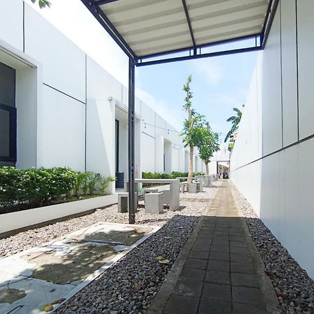 Hotel Ofo Kost Premium Kampung Inggris Pare Syariah Mitra Reddoorz Esterno foto
