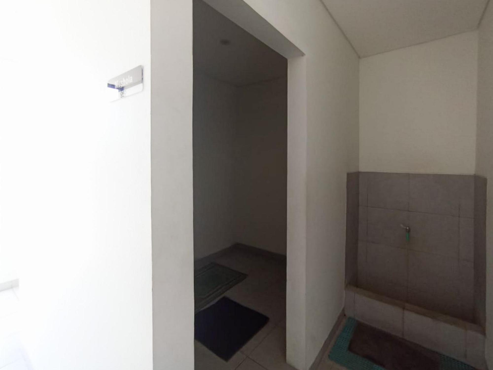 Hotel Ofo Kost Premium Kampung Inggris Pare Syariah Mitra Reddoorz Esterno foto