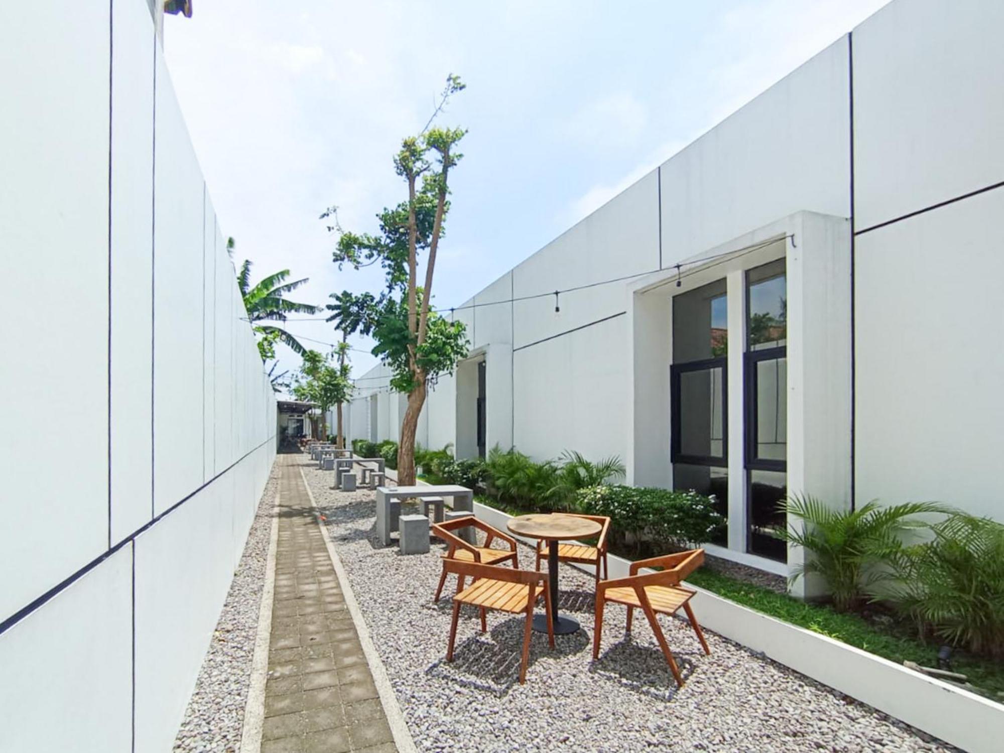 Hotel Ofo Kost Premium Kampung Inggris Pare Syariah Mitra Reddoorz Esterno foto