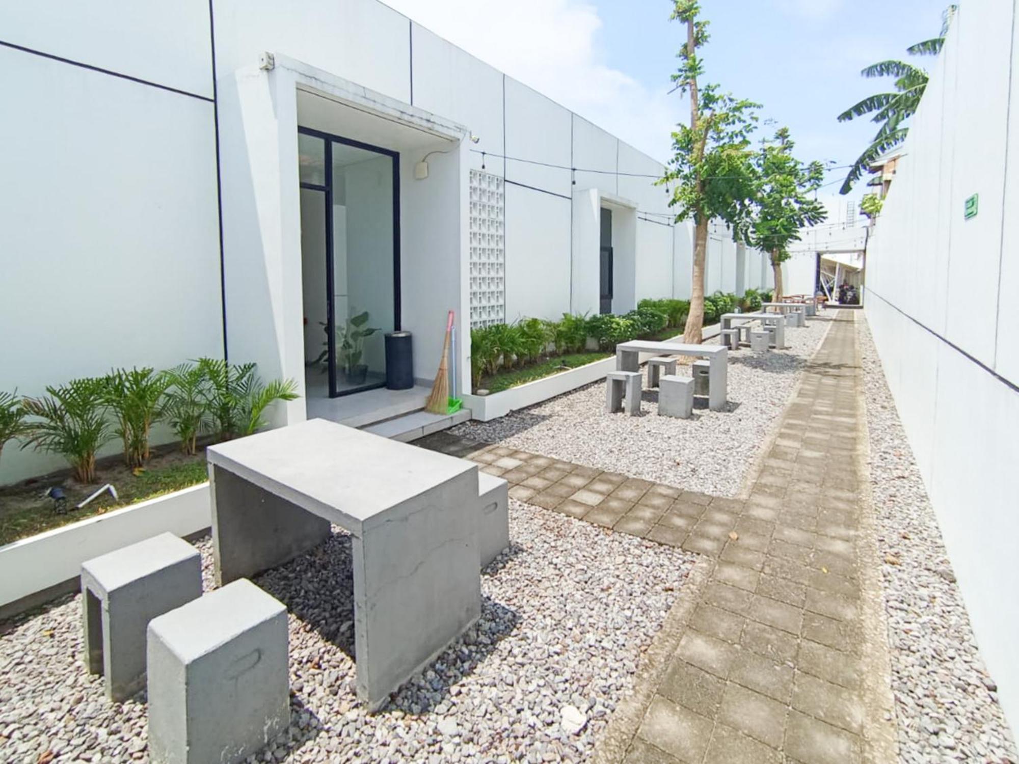Hotel Ofo Kost Premium Kampung Inggris Pare Syariah Mitra Reddoorz Esterno foto